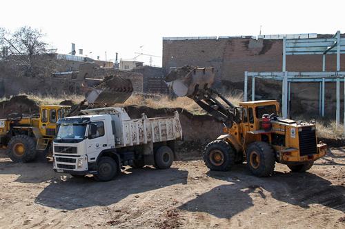 (تصاویر) ساخت پارکینگ روی لایه باستانی قزوین!