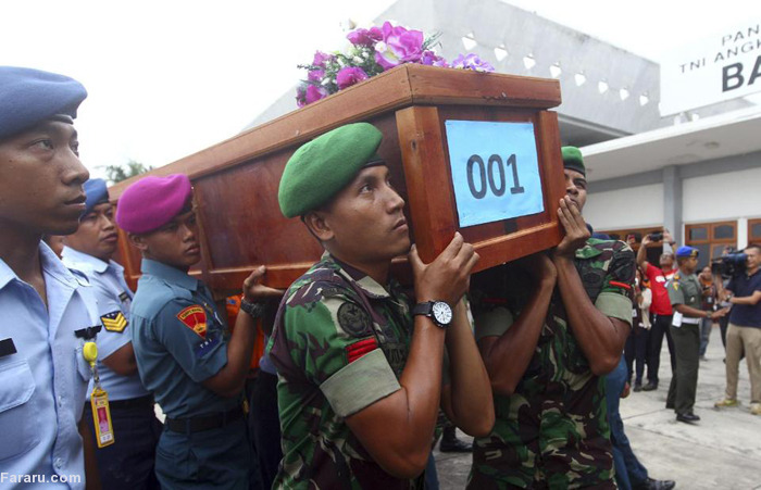 (تصاویر) انتقال اجساد قربانیان پرواز اندونزی