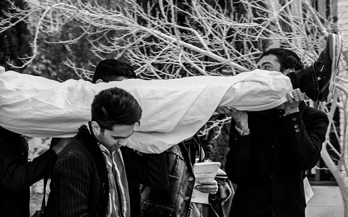 (تصاویر) خوابیدن داوطلبانه در قبر