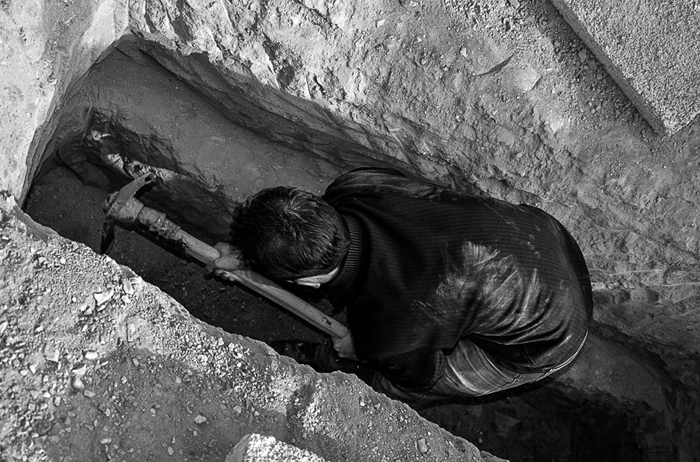 (تصاویر) خوابیدن داوطلبانه در قبر