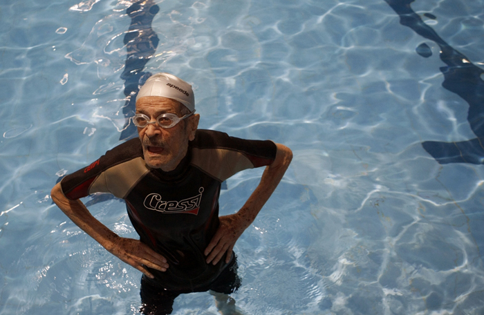 (تصاویر) شناگر 92 ساله تفرشی