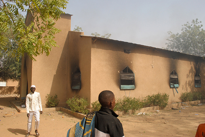 (تصاویر) آتش‌زدن کلیسا در اعتراض به