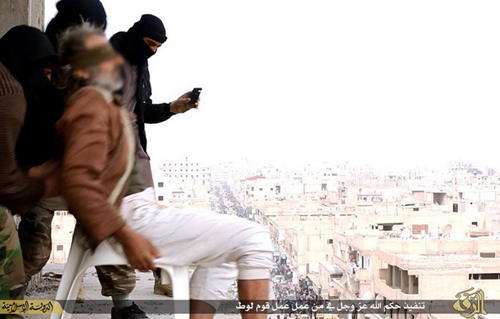 (تصاویر) اعدام یک پیرمرد به دست داعش