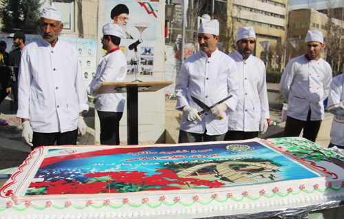 (تصاویر) کیک 100کیلویی در دانشگاه امیرکبیر