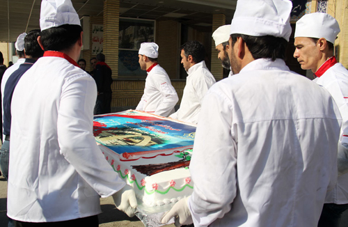 (تصاویر) کیک 100کیلویی در دانشگاه امیرکبیر