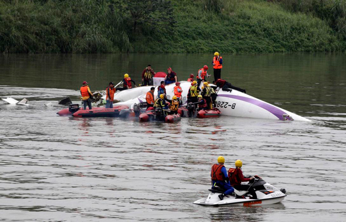 (تصاویر) سقوط هواپیمای تایوانی در رودخانه