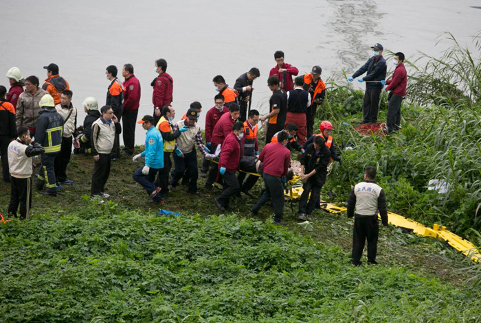 (تصاویر) سقوط هواپیمای تایوانی در رودخانه
