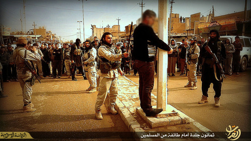 (تصاویر) شلاق زدن داعش برای شراب خواری