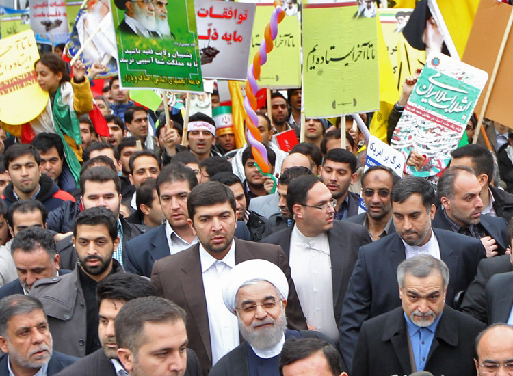 (تصاویر) حسن روحانی در راهپیمایی 22 بهمن