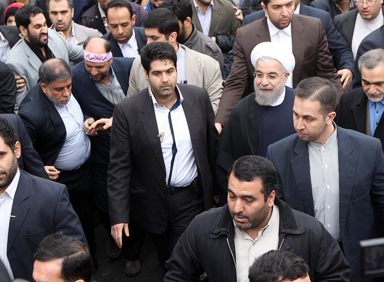 (تصاویر) حسن روحانی در راهپیمایی 22 بهمن
