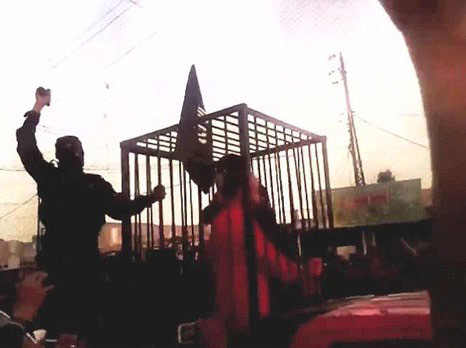 (تصاویر) داعش 17 پیشمرگ را در قفس سوزاندند