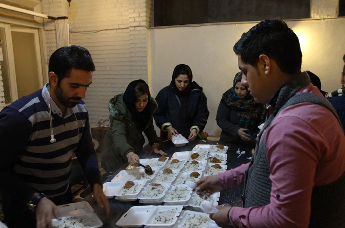 (تصاویر) توزیع غذا بین کارتن‌خواب‌های تهران