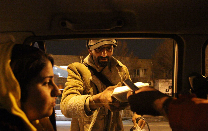 (تصاویر) توزیع غذا بین کارتن‌خواب‌های تهران