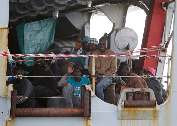 (تصاویر) نجات 2هزار مهاجر سرگردان در مدیترانه