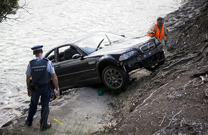 (تصاویر) نجات زن از غرق شدن با اتومبیل