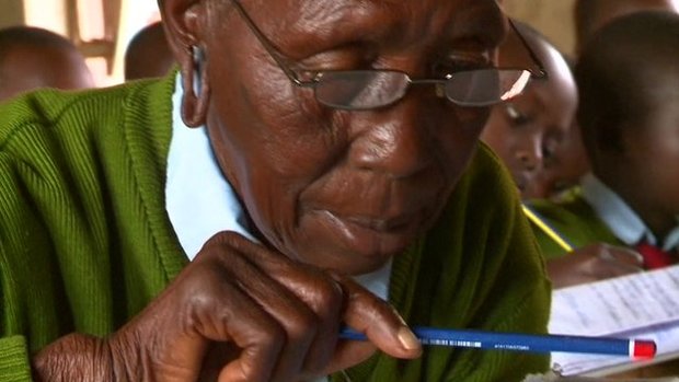 (تصویر) زن ۹۰ ساله پیرترین دانش‌آموز ابتدایی