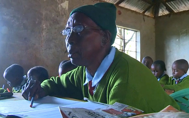 (تصویر) زن ۹۰ ساله پیرترین دانش‌آموز ابتدایی