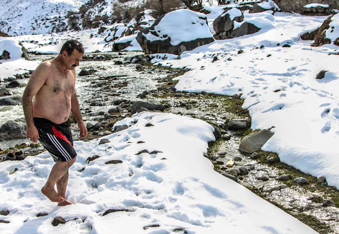 (تصاویر) مرد یخی در رودخانه یخ‌زده سبلان