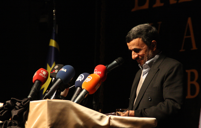 (تصاویر) روایت پایگاه احمدی‌نژاد از سخنرانی بورسا