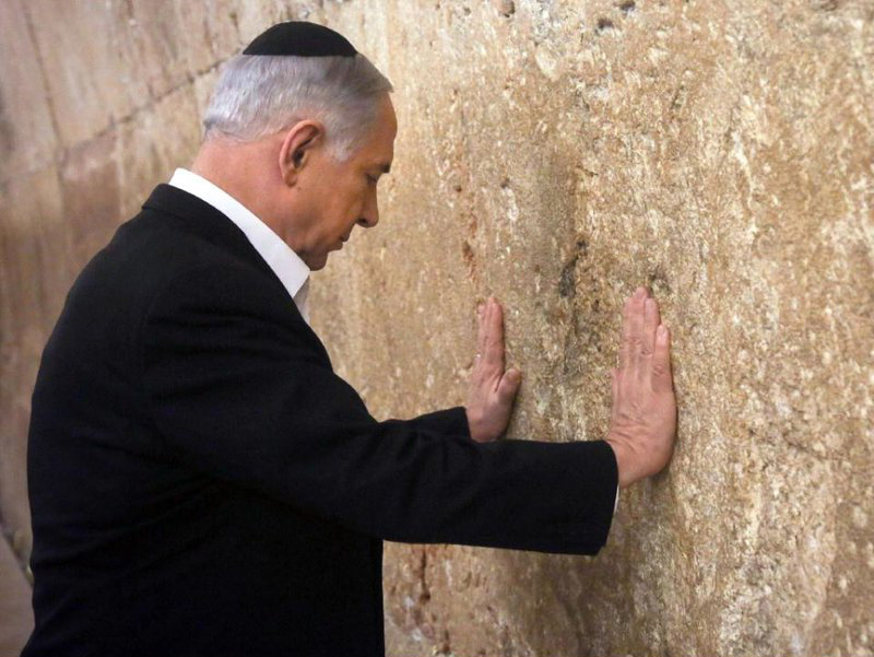 دعای نتانیاهو مقابل دیوار ندبه پیش از سفر به آمریکا +(تصویر)