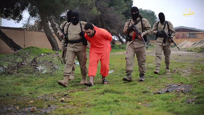 (تصاویر) مجازات جاسوس ترکیه توسط داعش