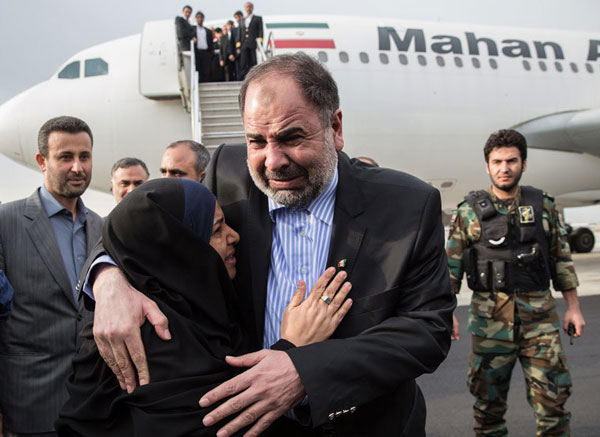 (تصاویر) بازگشت دیپلمات ربوده شده به کشور