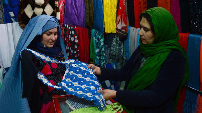 (تصاویر) زندگی زن افغان بدون دست