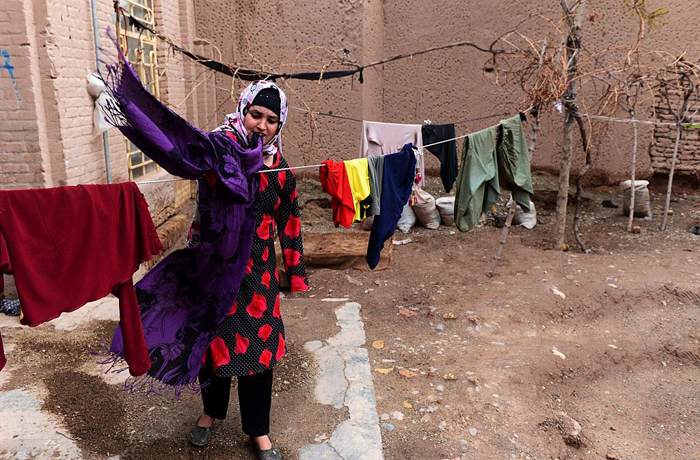 (تصاویر) زندگی زن افغان بدون دست