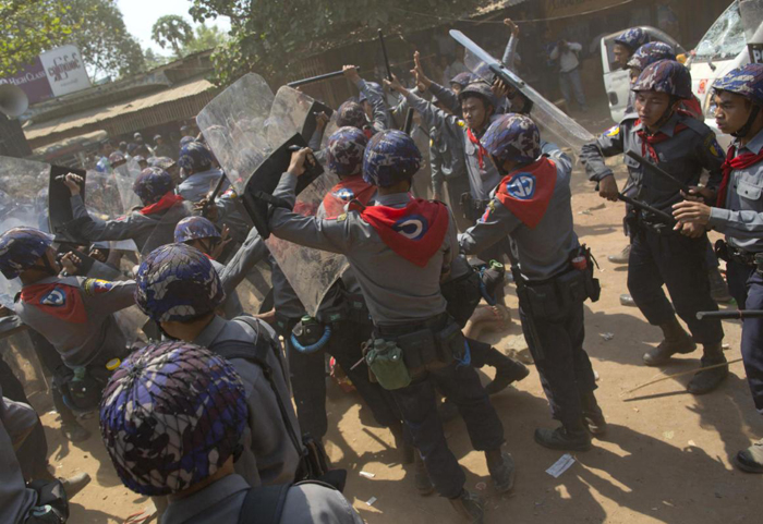 (تصاویر) حمله پلیس میانمار به دانشجویان