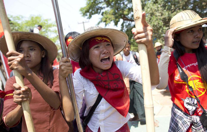 (تصاویر) حمله پلیس میانمار به دانشجویان