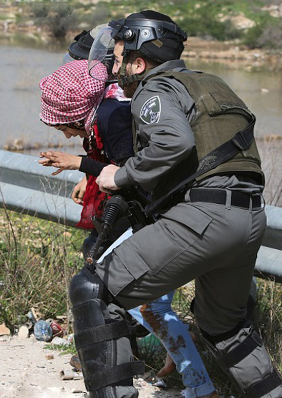 (تصاویر) بازداشت دختر فلسطینی با پای برهنه