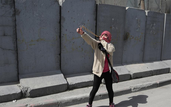 (تصاویر) بازداشت دختر فلسطینی با پای برهنه