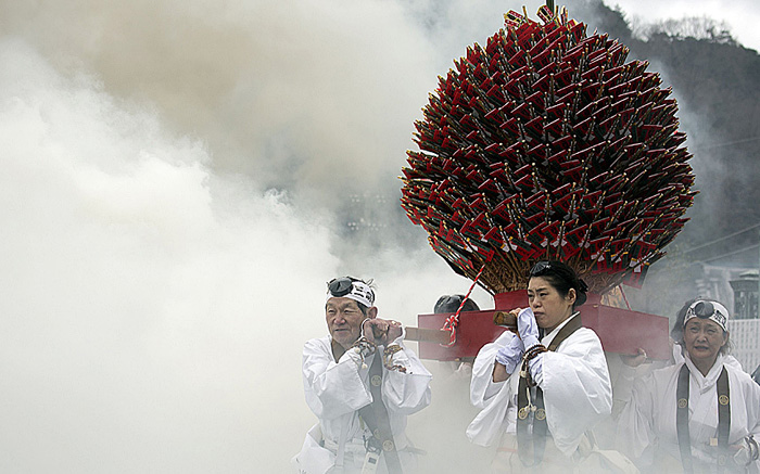 (تصاویر) راه‌رفتن بر روی آتش در توکیو