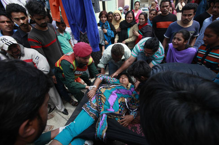 (تصاویر) آشوب پس از حمله به کلیسای لاهور