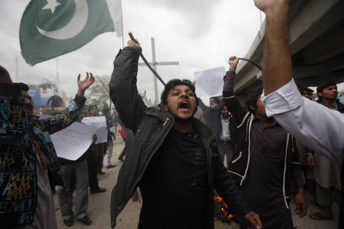 (تصاویر) بحران در پاکستان پس از حمله به کلیسا