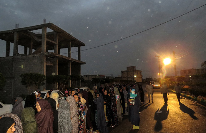 (تصاویر) ازدحام مردم محروم مقابل بیمارستان صحرایی