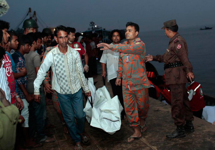 (تصاویر) واژگونی مرگبار قایق مسافربری در بنگلادش