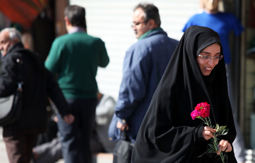 (تصاویر) اهدای گل به زنان چادری