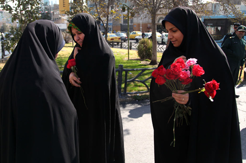 (تصاویر) اهدای گل به زنان چادری