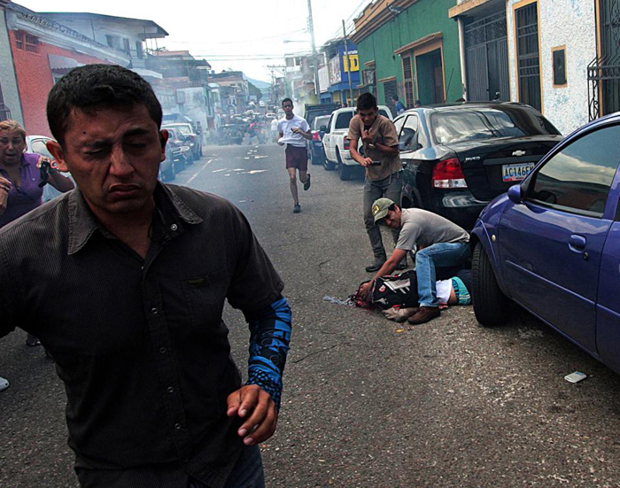 (تصاویر) تیرخوردن نوجوان معترض در ونزوئلا