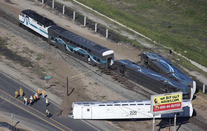 (تصاویر) کامیون قطار را از ریل خارج کرد
