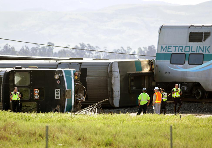 (تصاویر) کامیون قطار را از ریل خارج کرد