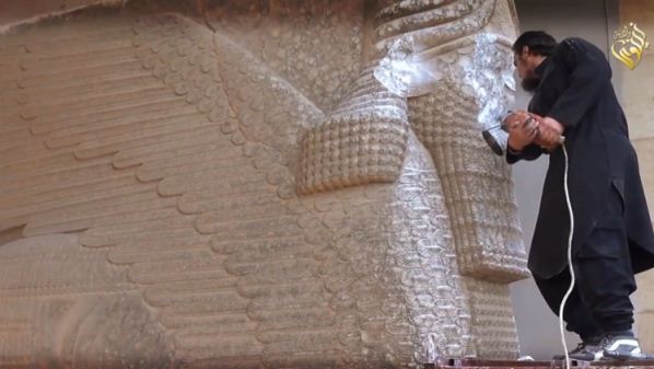 (تصویر) حمله داعش به موزه موصل