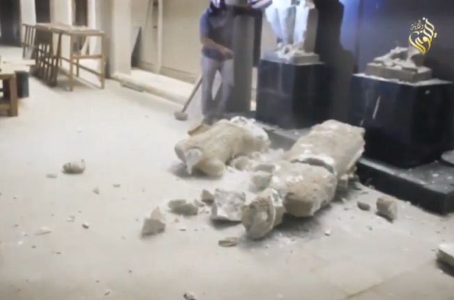 (تصویر) حمله داعش به موزه موصل