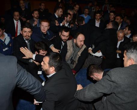 (تصاویر) زد و خورد در مراسم سخنرانی احمدی‌نژاد