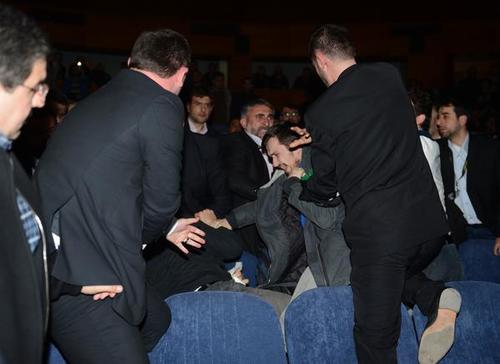 (تصاویر) زد و خورد در مراسم سخنرانی احمدی‌نژاد