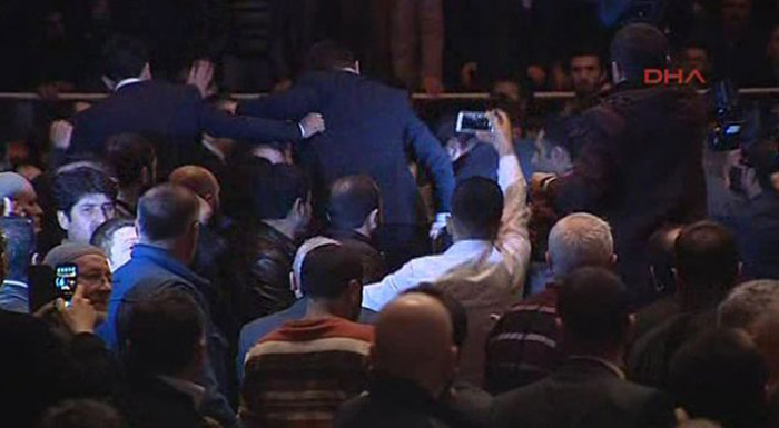 کتک کاری در مراسم سخنرانی احمدی نژاد در ترکیه+عکس 1