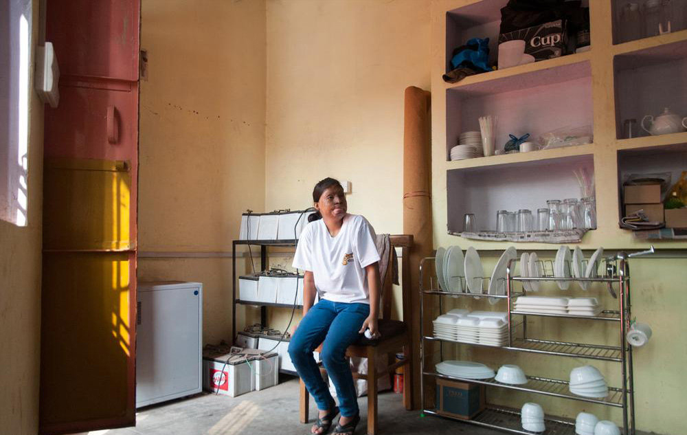 (تصاویر) کافه قربانیان اسیدپاشی در هند