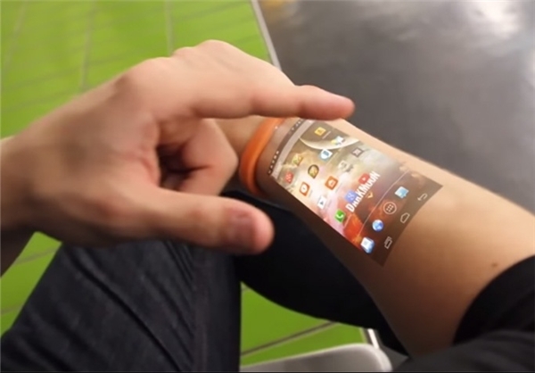 (تصاویر) نمایش صفحه نمایش گوشی روی بازو