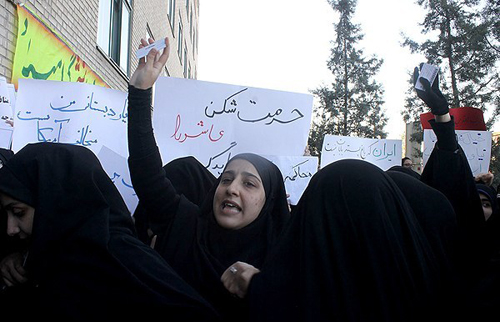 (تصاویر) تجمع در اعتراض به حضور فائزه هاشمی